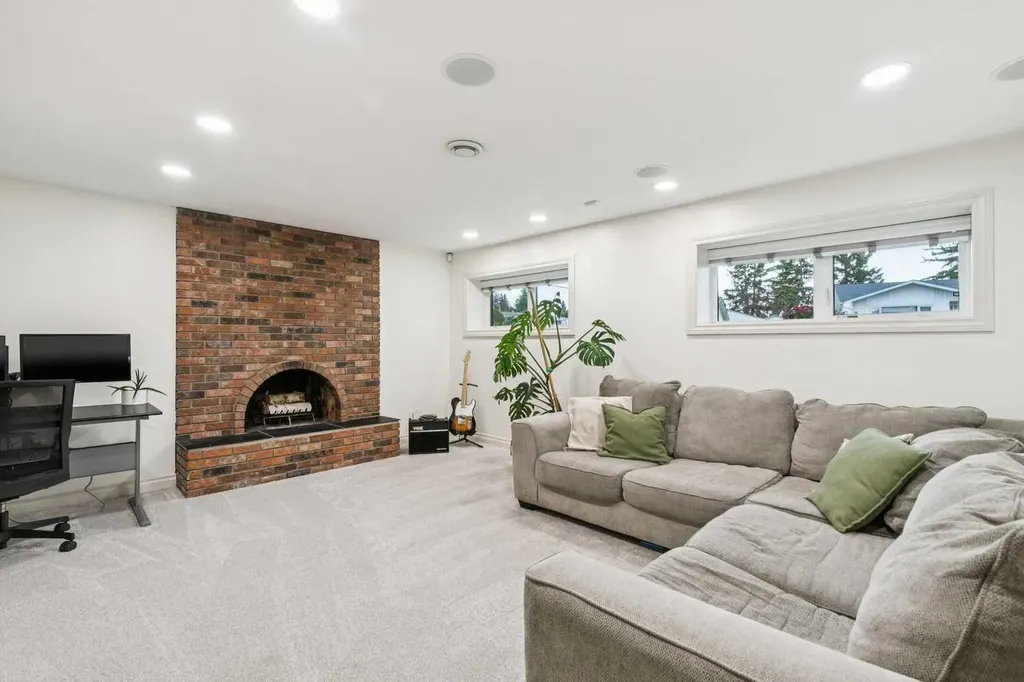 308 99 Avenue SE Calgary AB T2J 0J2