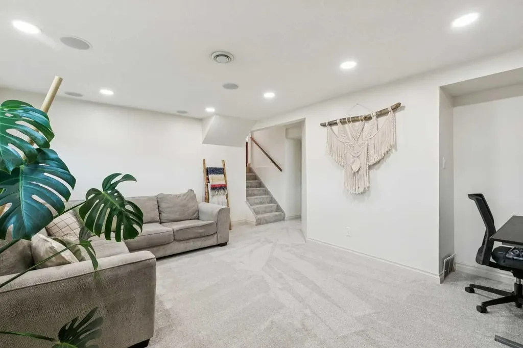 308 99 Avenue SE Calgary AB T2J 0J2
