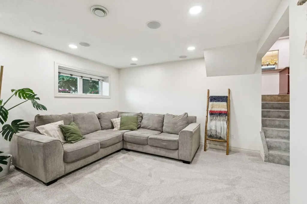 308 99 Avenue SE Calgary AB T2J 0J2