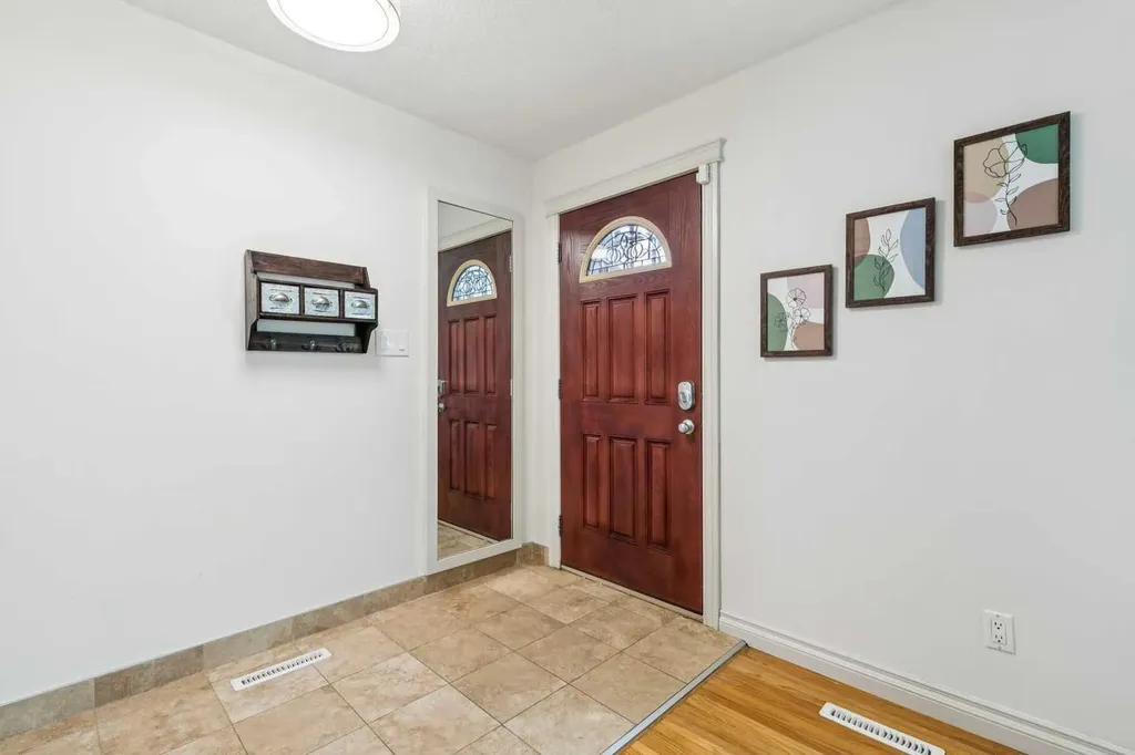 308 99 Avenue SE Calgary AB T2J 0J2