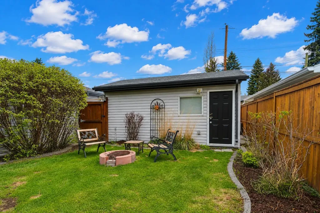 308 99 Avenue SE Calgary AB T2J 0J2