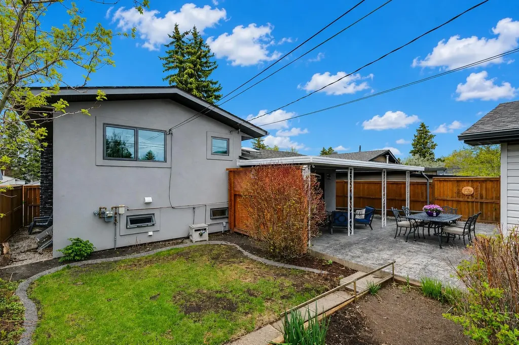 308 99 Avenue SE Calgary AB T2J 0J2