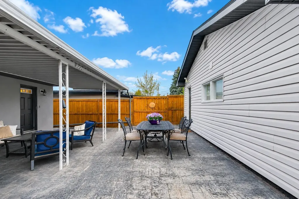 308 99 Avenue SE Calgary AB T2J 0J2