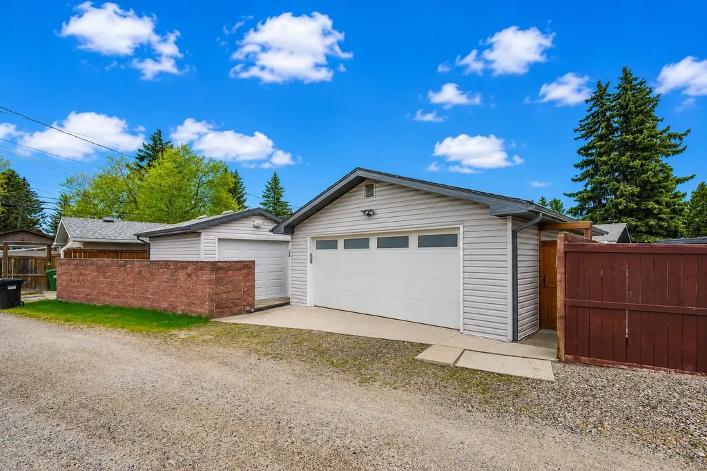 308 99 Avenue SE Calgary AB T2J 0J2