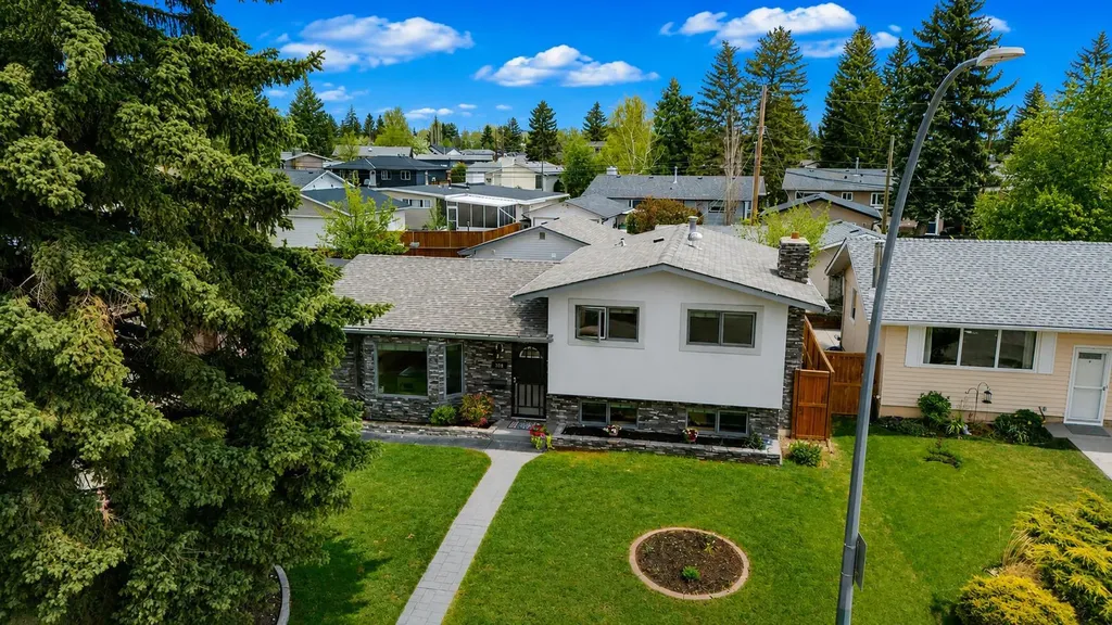 308 99 Avenue SE Calgary AB T2J 0J2
