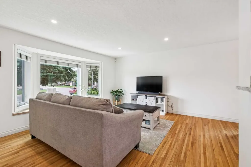 308 99 Avenue SE Calgary AB T2J 0J2