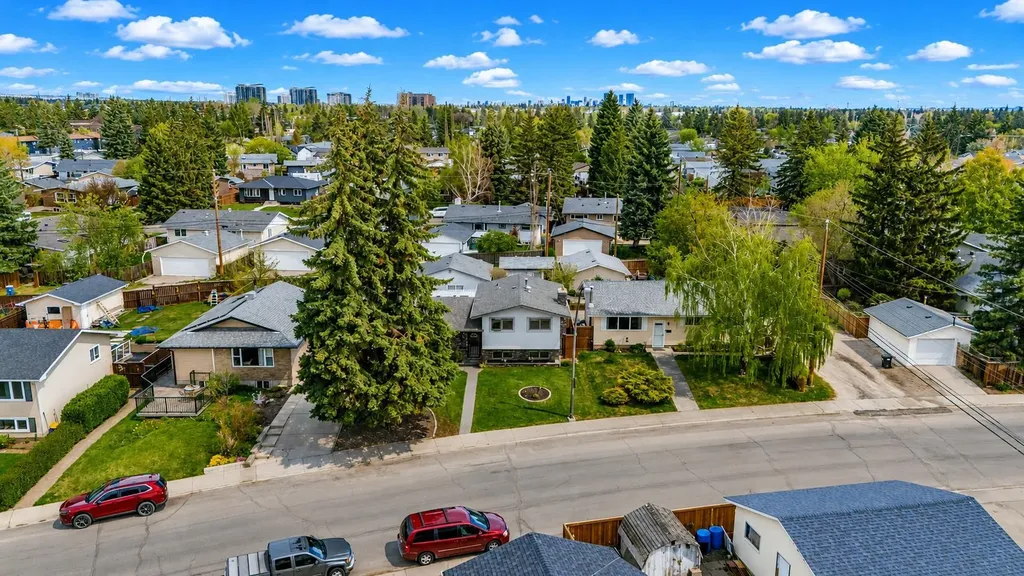 308 99 Avenue SE Calgary AB T2J 0J2
