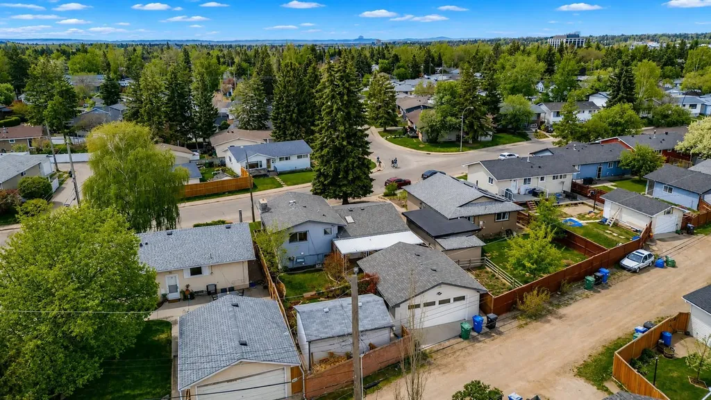 308 99 Avenue SE Calgary AB T2J 0J2