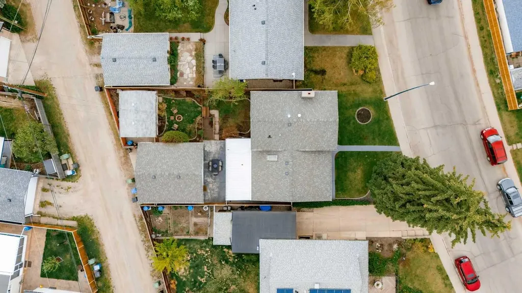 308 99 Avenue SE Calgary AB T2J 0J2
