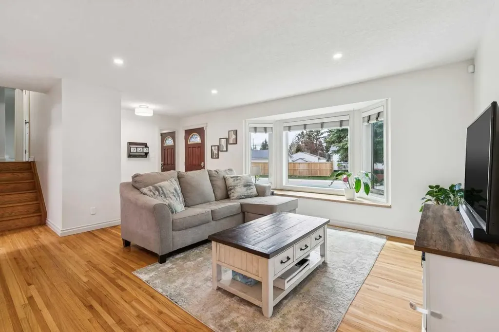 308 99 Avenue SE Calgary AB T2J 0J2