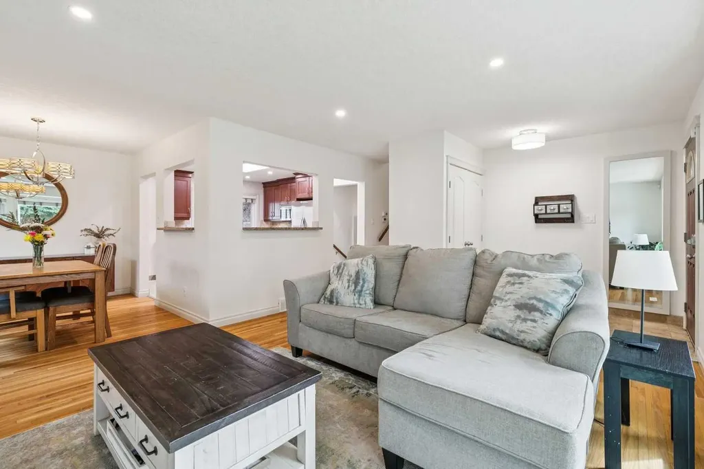 308 99 Avenue SE Calgary AB T2J 0J2