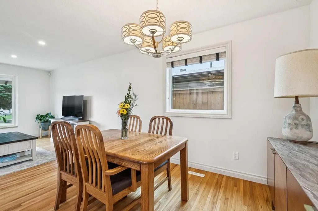 308 99 Avenue SE Calgary AB T2J 0J2