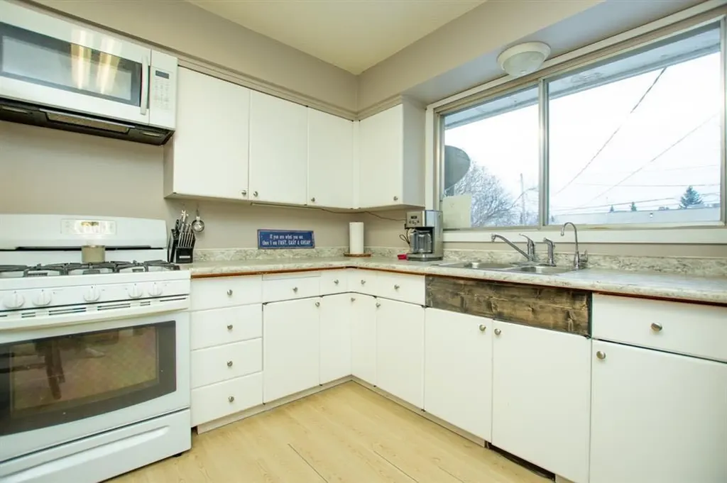 9321 101 Avenue Grande Prairie AB T8W 0W5