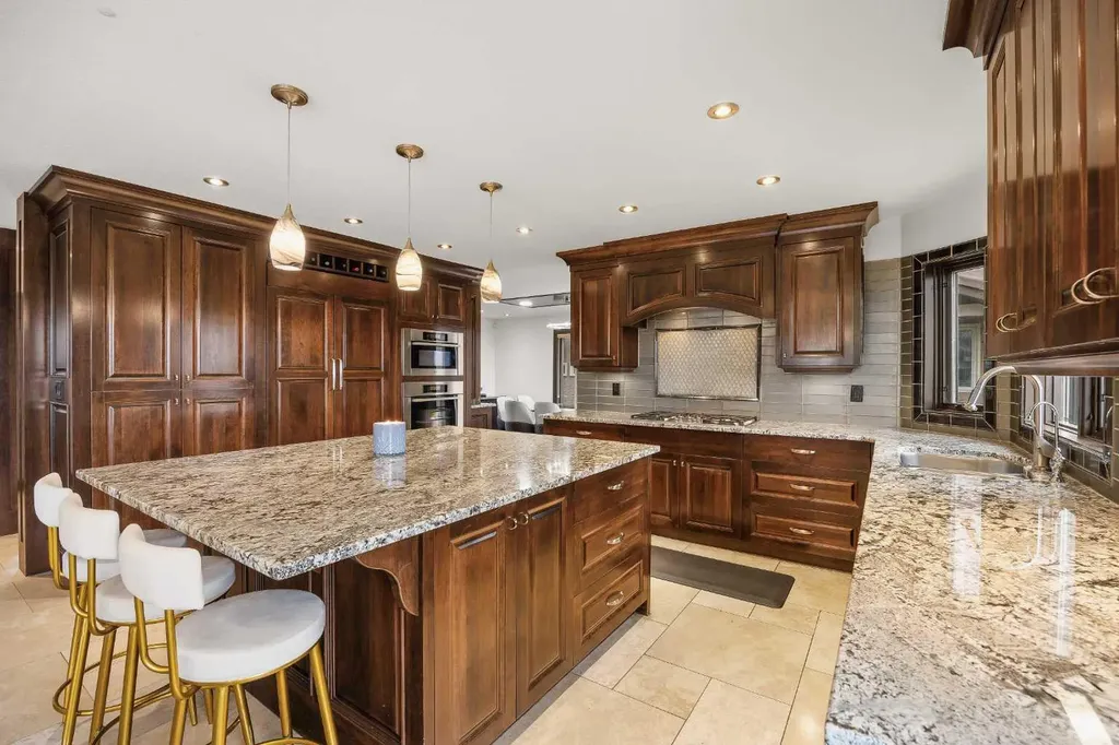 136 Edelweiss Drive NW Calgary AB T3A 3P6