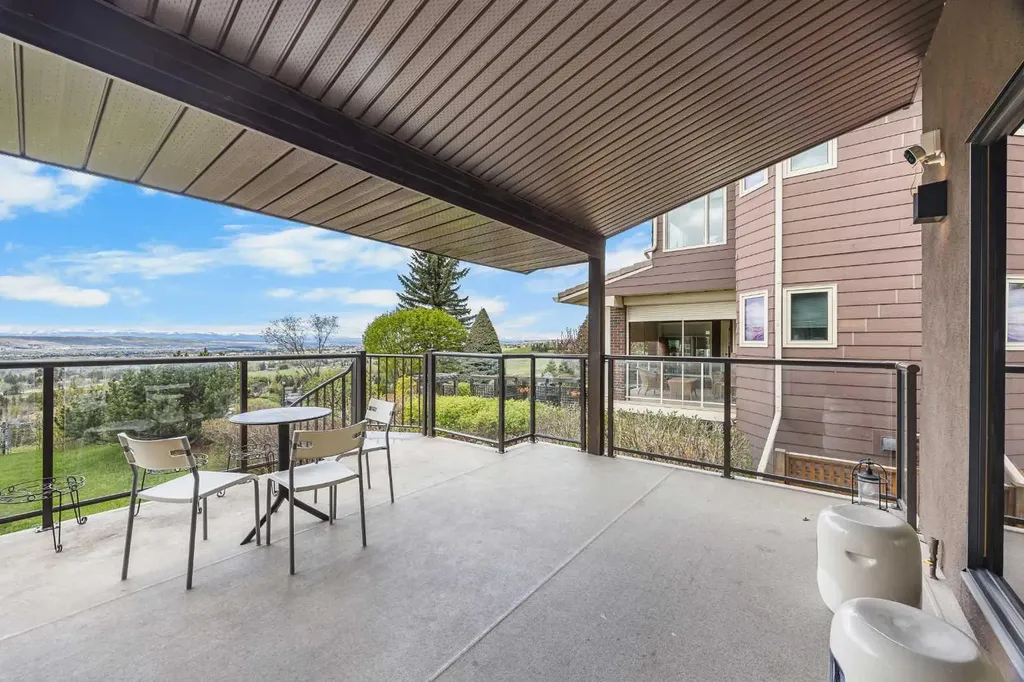 136 Edelweiss Drive NW Calgary AB T3A 3P6