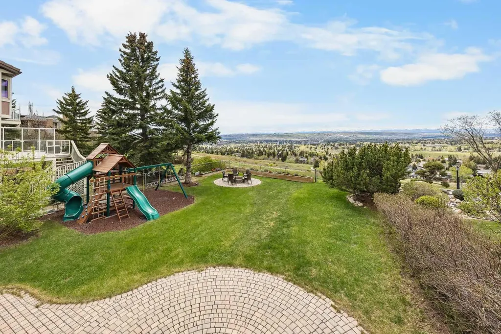 136 Edelweiss Drive NW Calgary AB T3A 3P6