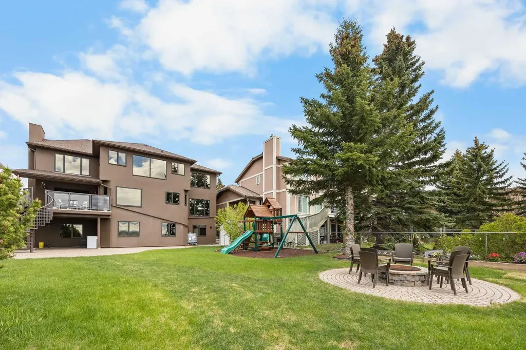 136 Edelweiss Drive NW Calgary AB T3A 3P6