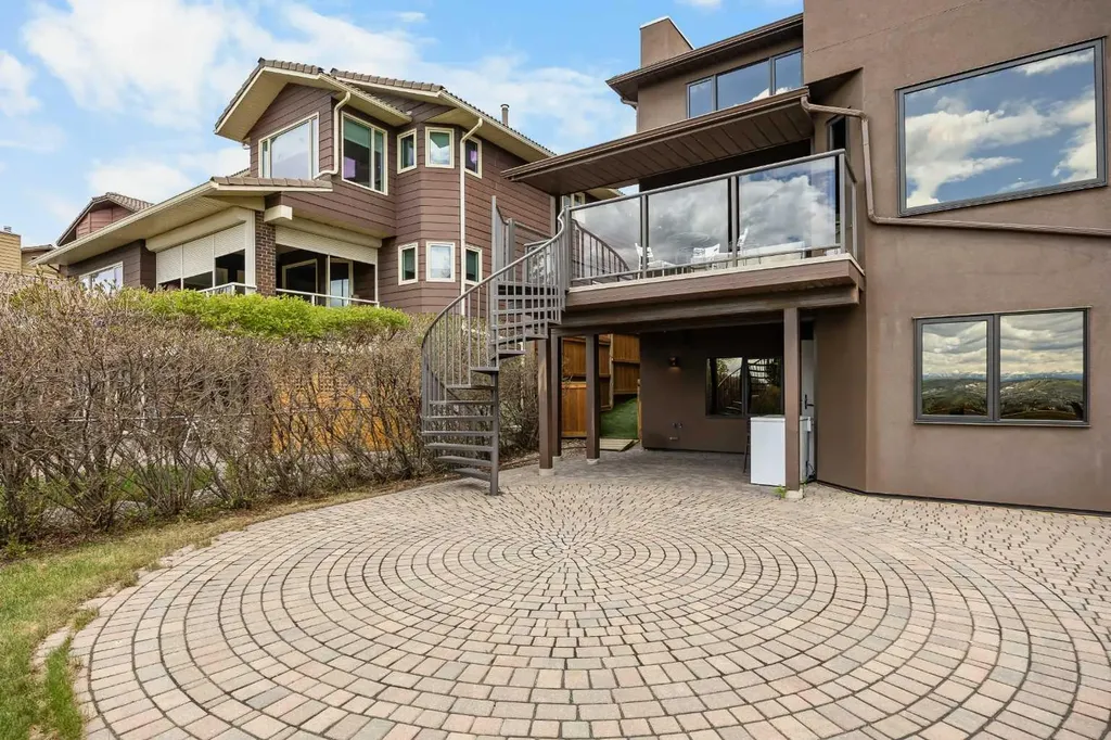 136 Edelweiss Drive NW Calgary AB T3A 3P6