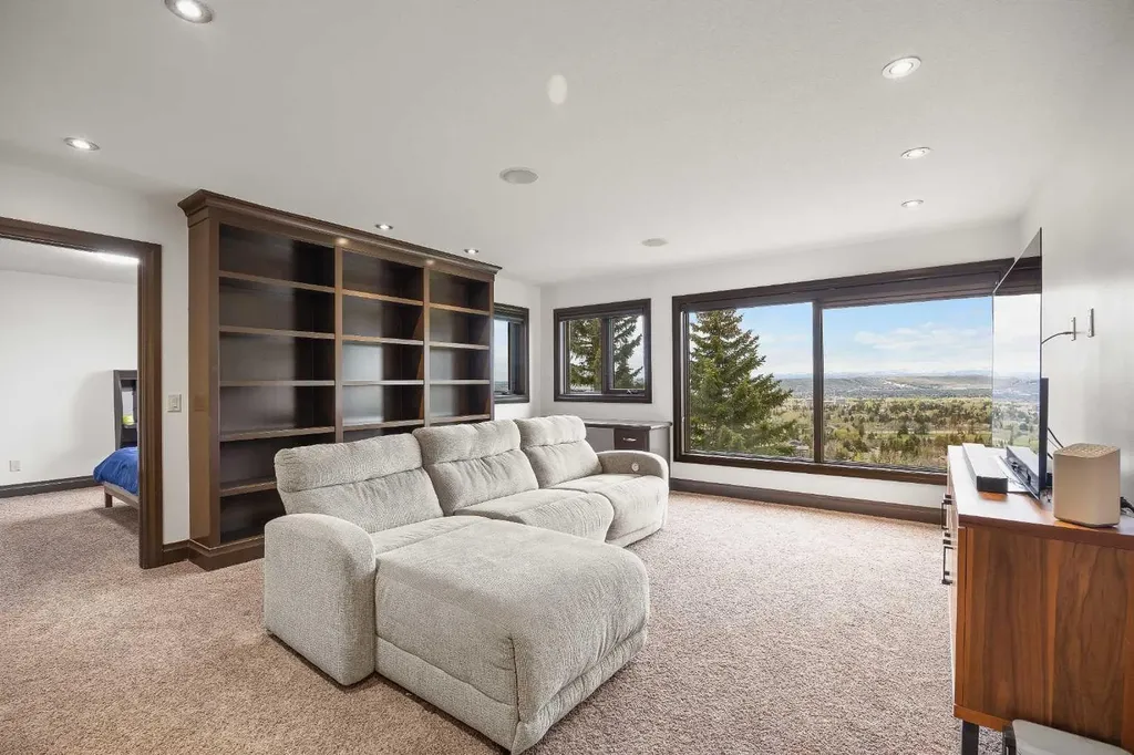 136 Edelweiss Drive NW Calgary AB T3A 3P6