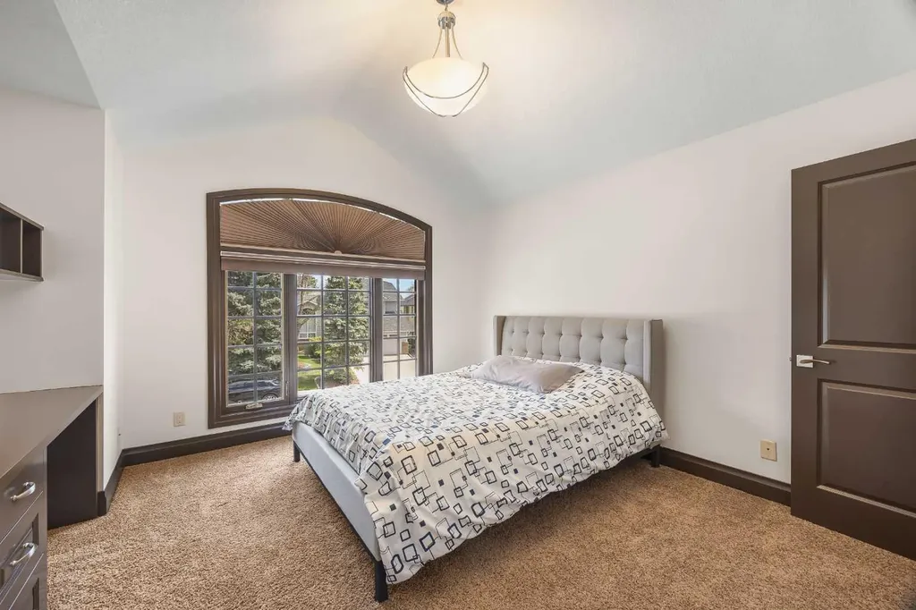 136 Edelweiss Drive NW Calgary AB T3A 3P6