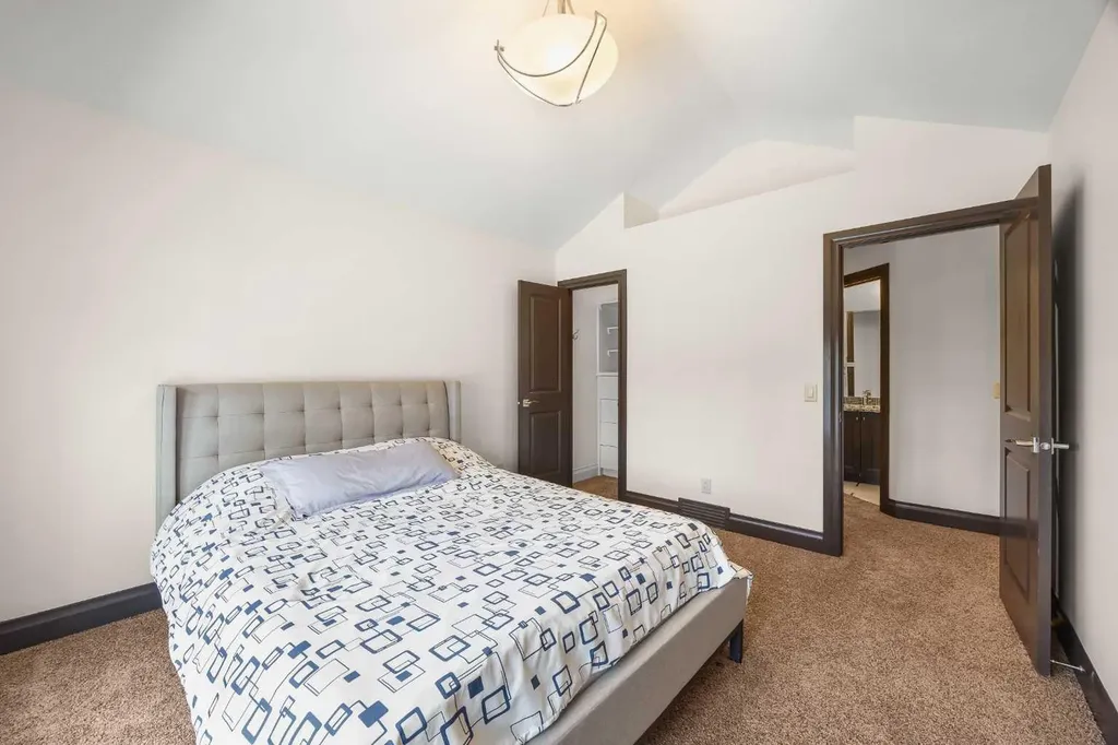 136 Edelweiss Drive NW Calgary AB T3A 3P6