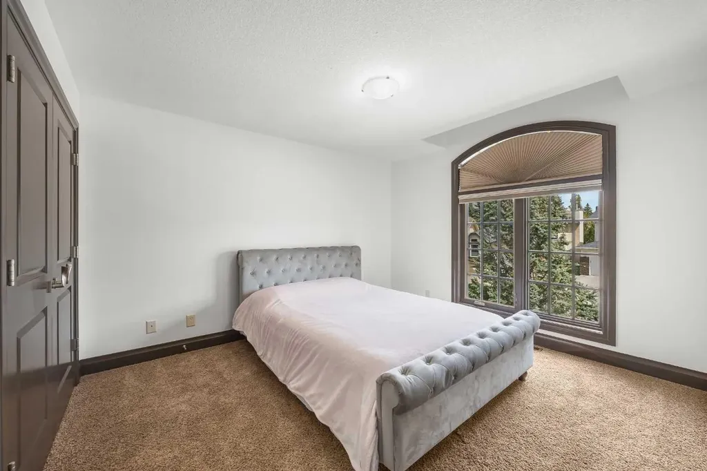 136 Edelweiss Drive NW Calgary AB T3A 3P6