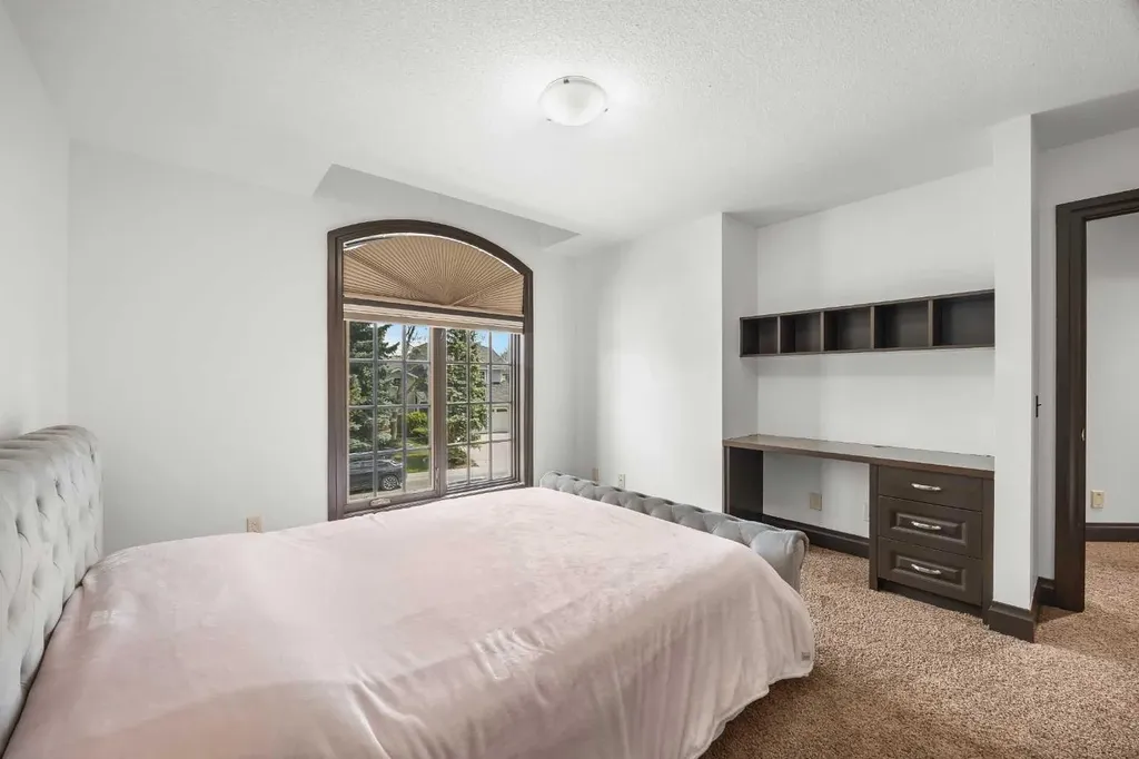 136 Edelweiss Drive NW Calgary AB T3A 3P6