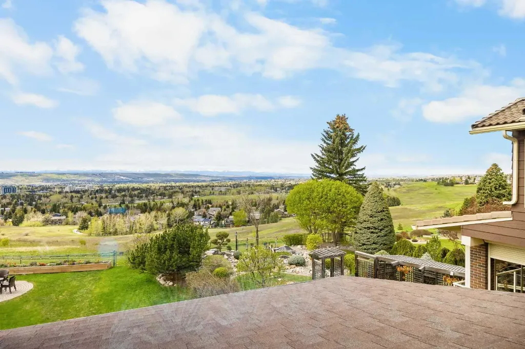 136 Edelweiss Drive NW Calgary AB T3A 3P6