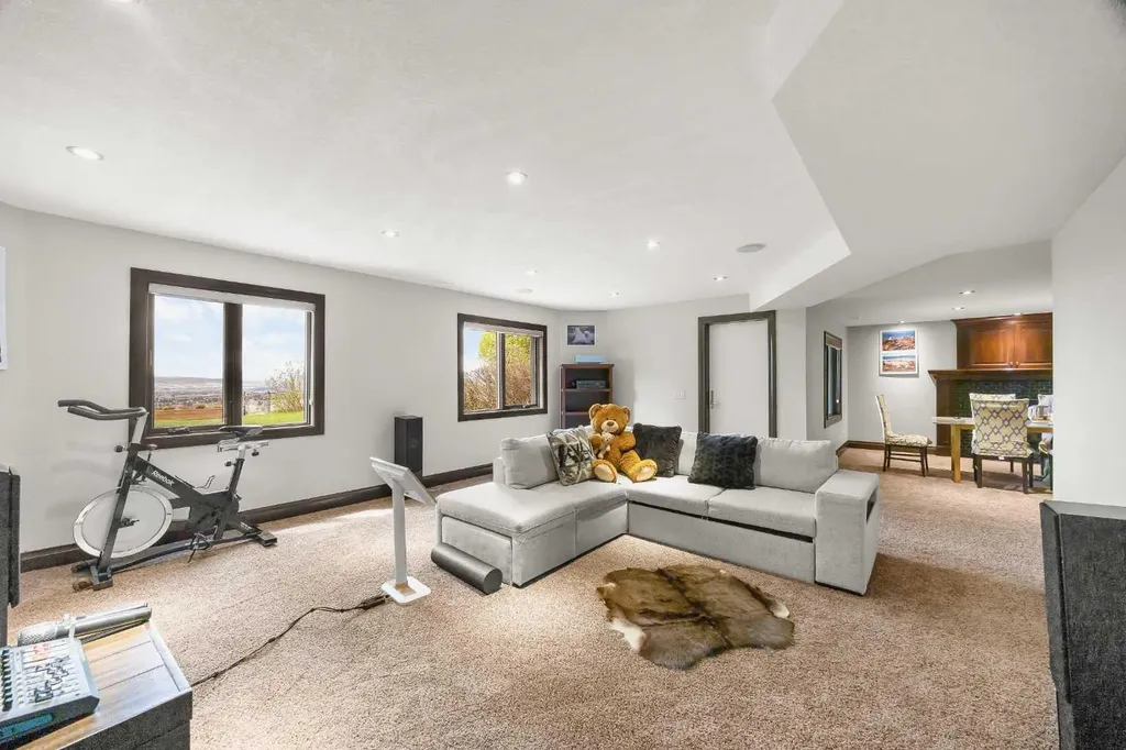 136 Edelweiss Drive NW Calgary AB T3A 3P6