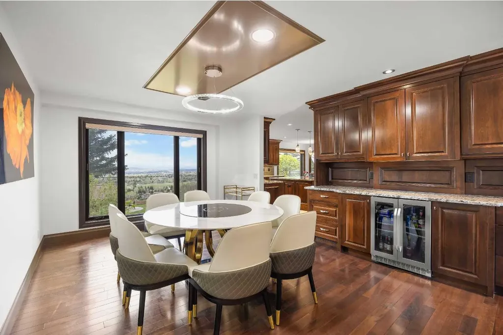 136 Edelweiss Drive NW Calgary AB T3A 3P6