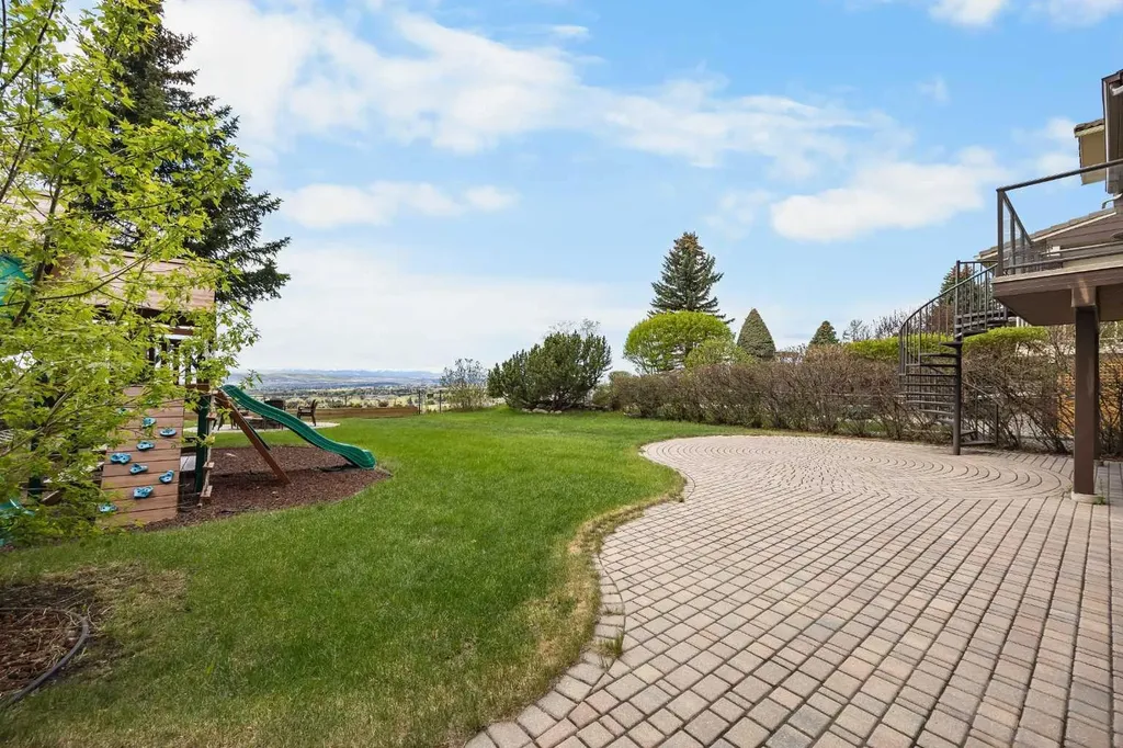136 Edelweiss Drive NW Calgary AB T3A 3P6