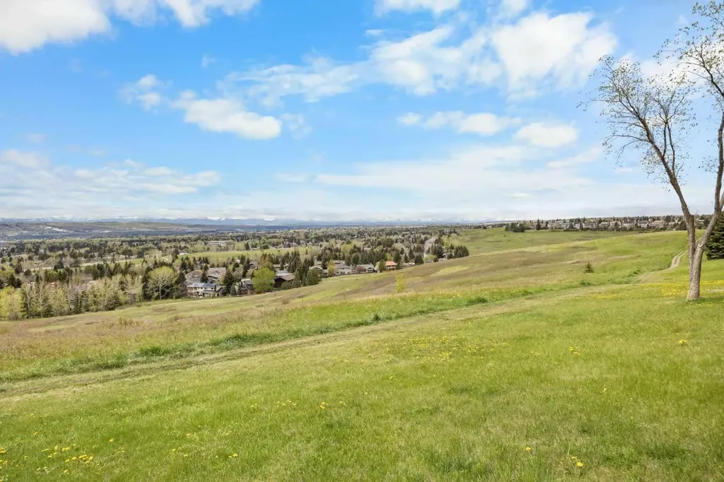 136 Edelweiss Drive NW Calgary AB T3A 3P6