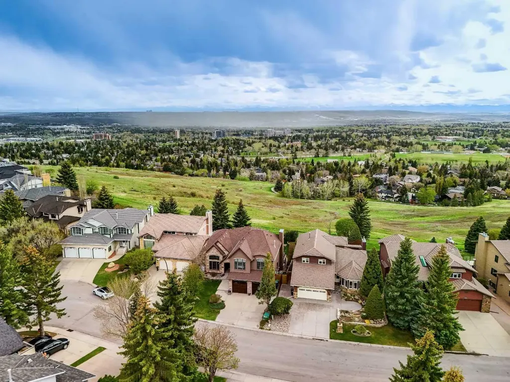 136 Edelweiss Drive NW Calgary AB T3A 3P6