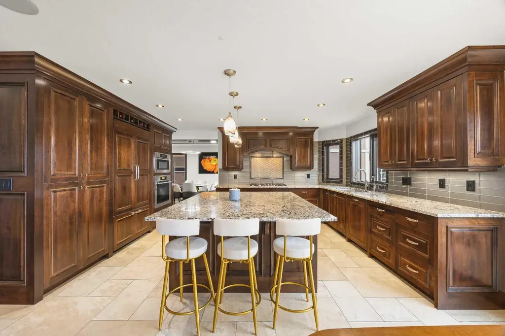 136 Edelweiss Drive NW Calgary AB T3A 3P6