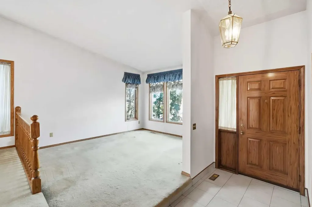 108 Santana Court NW Calgary AB T3K 3B1