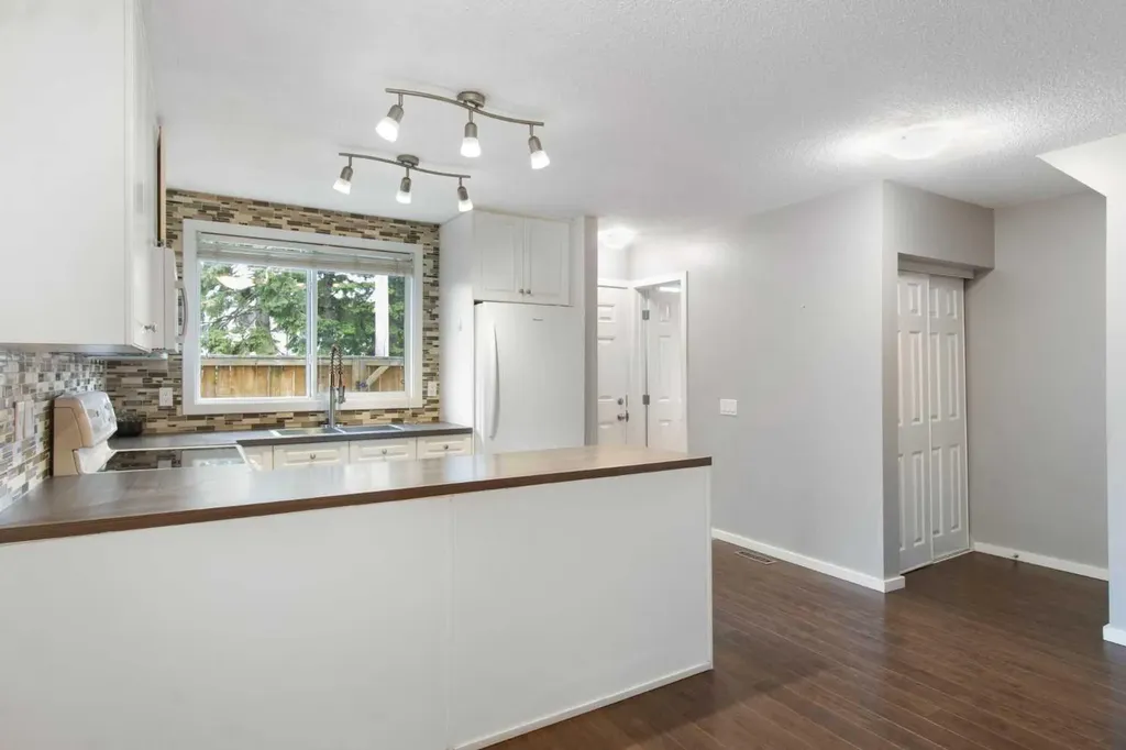 630 Sabrina Road SW Calgary AB T2W 2N7