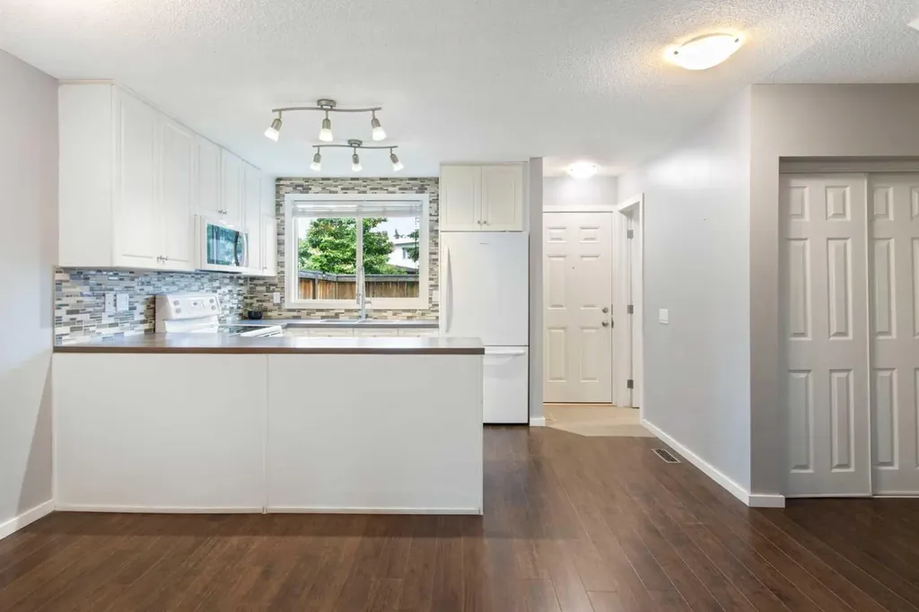 630 Sabrina Road SW Calgary AB T2W 2N7