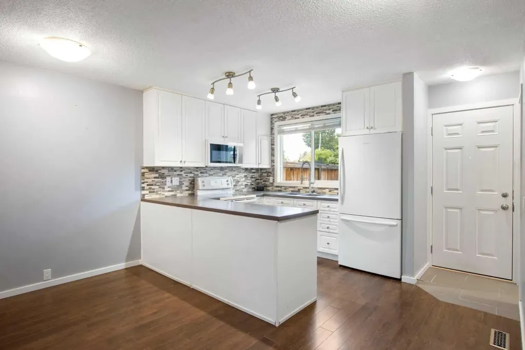 630 Sabrina Road SW Calgary AB T2W 2N7
