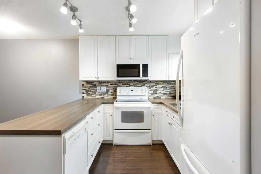 630 Sabrina Road SW Calgary AB T2W 2N7