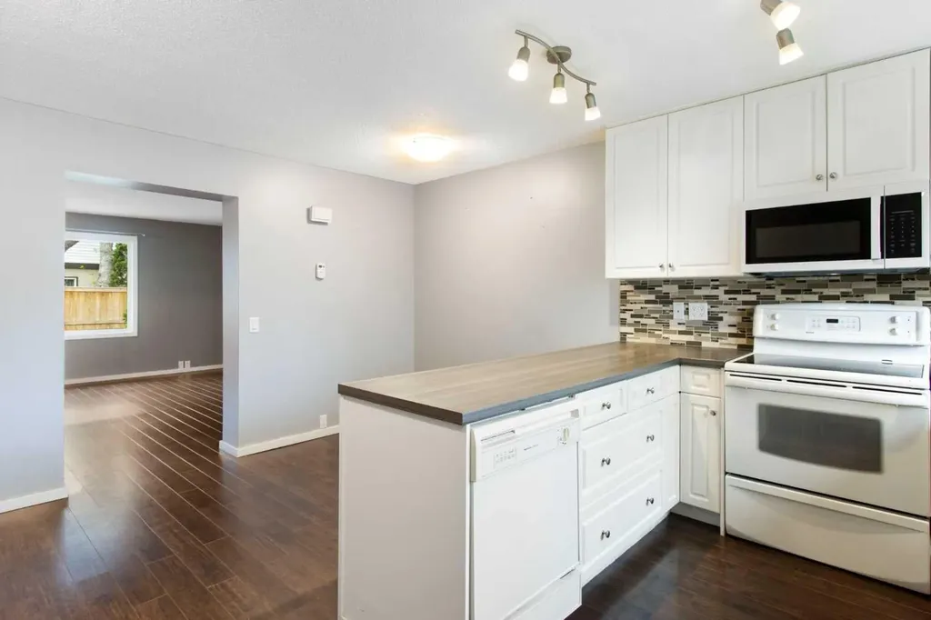 630 Sabrina Road SW Calgary AB T2W 2N7
