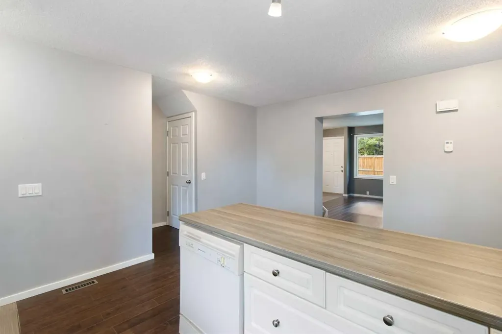 630 Sabrina Road SW Calgary AB T2W 2N7