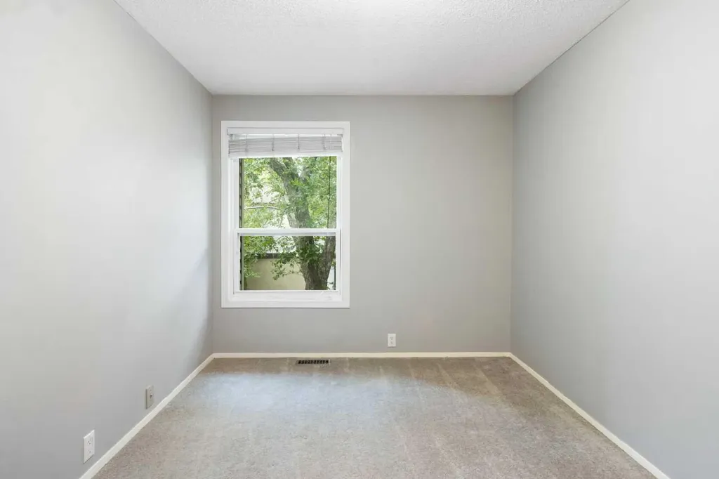630 Sabrina Road SW Calgary AB T2W 2N7
