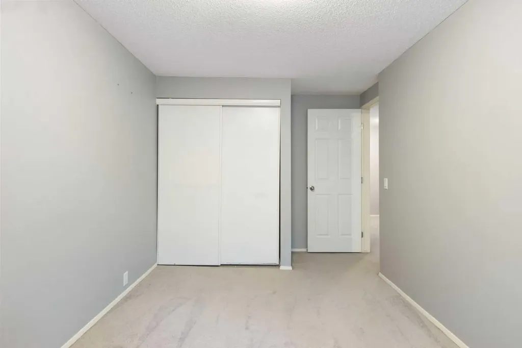 630 Sabrina Road SW Calgary AB T2W 2N7
