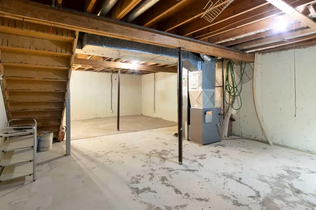 630 Sabrina Road SW Calgary AB T2W 2N7