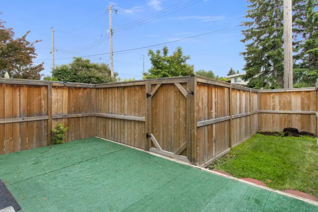 630 Sabrina Road SW Calgary AB T2W 2N7