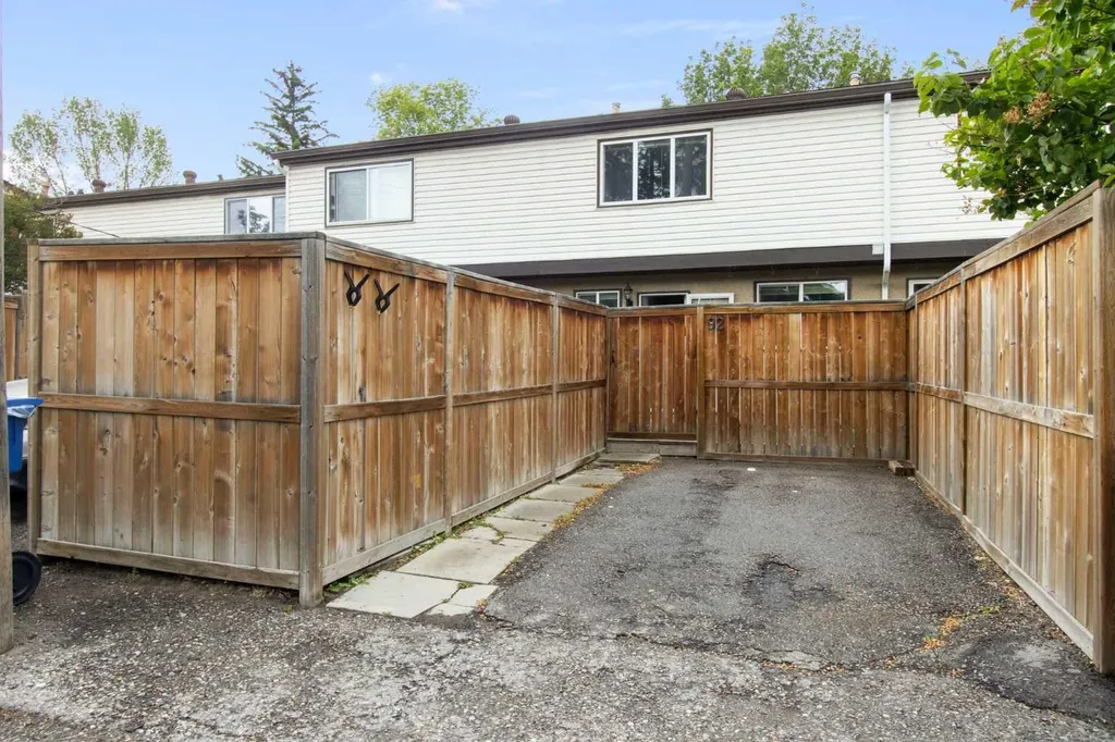 630 Sabrina Road SW Calgary AB T2W 2N7