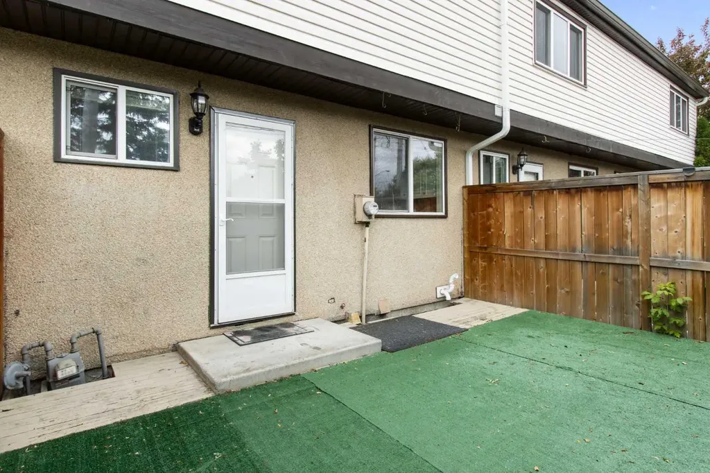 630 Sabrina Road SW Calgary AB T2W 2N7