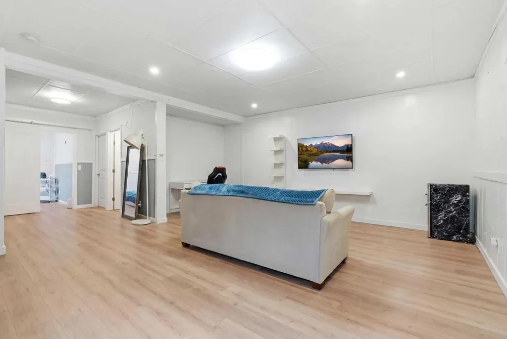 4 Panton Road NW Calgary AB T3K 0X7