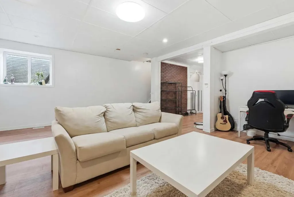 4 Panton Road NW Calgary AB T3K 0X7