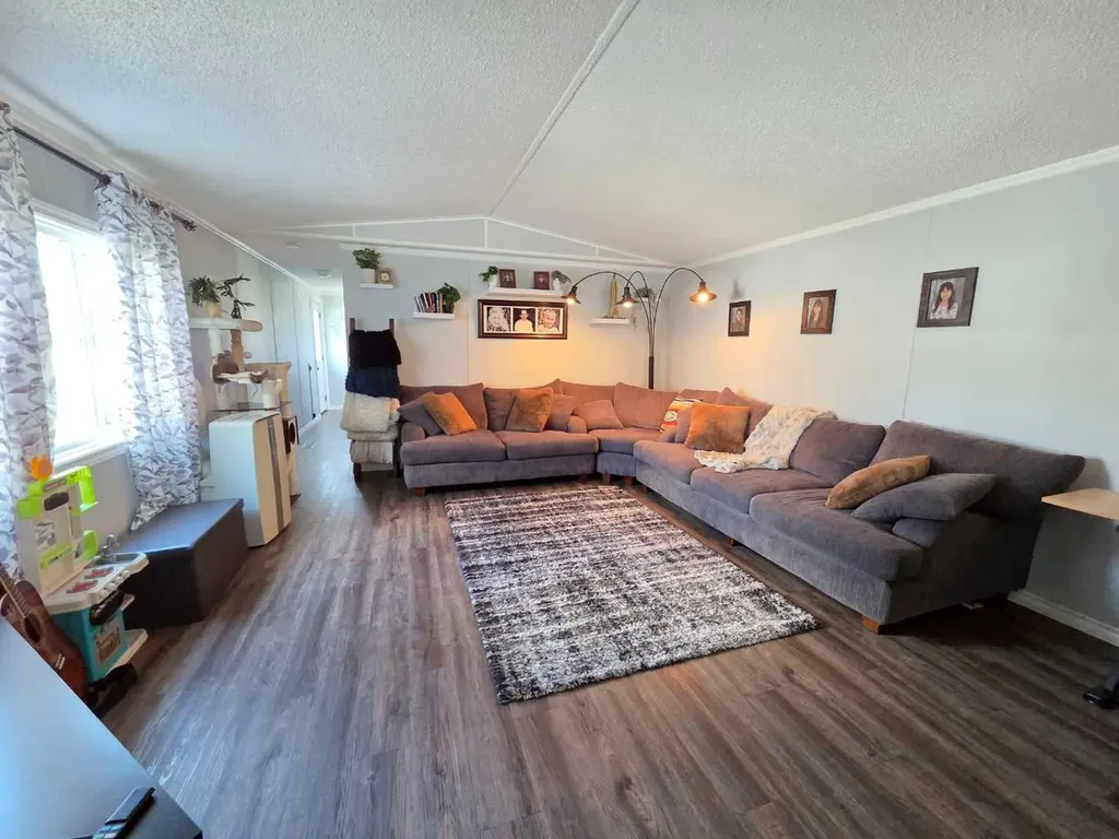 9702 104 Avenue Clairmont AB T0H 0W0